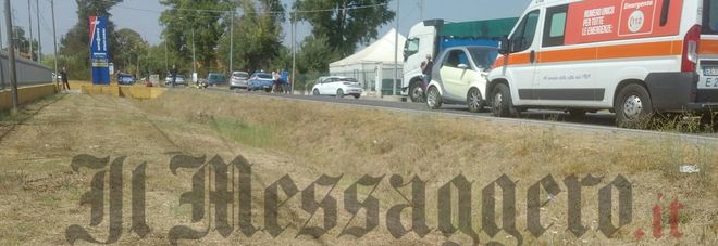 Incidente a Latina: con il maxi scooter contro una Smart, muore uomo di 46 anni
