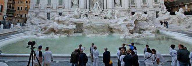Roma, turista tedesca fa il bagno nella fontana di Trevi: multa da 450 euro