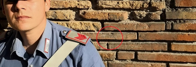 Nel cerchio rosso il nome inciso su un mattone del Colosseo Nel cerchio rosso il nome inciso su un mattone del Colosseo