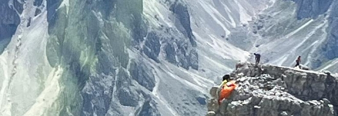 Dolomiti, si schianta con il parapendio sulle Tre Cime di Lavaredo: le corde si impigliano nella roccia (e lo salvano)