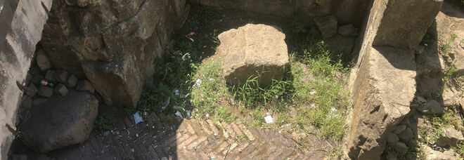 Piazza Bellini, lo scempio delle mura greche: «Nessun rispetto per la storia della città»