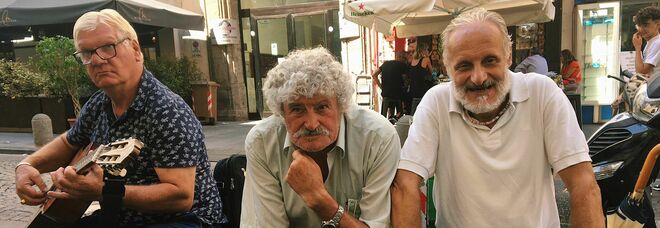 Napoli, i tenori di strada che incantano i turisti: «Lo facciamo per passione»