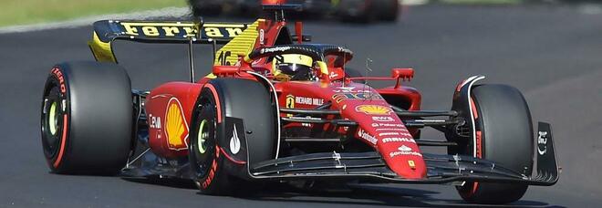 La Ferrari di Charles Leclerc precede quella di Carlos Sainz alla Variate Ascari di Monza