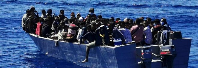 Lampedusa, sbarchi: Covid-hotel per i migranti. l'Italia: ricollocarli nella Ue