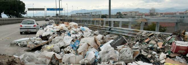 Napoli, scaricava rifiuti vicino al campo rom sull'asse mediano: imprenditore denunciato