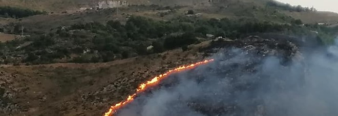 Incendi, anche la Sicilia senza pace: bruciano le montagne sopra Erice, minacciate alcune case