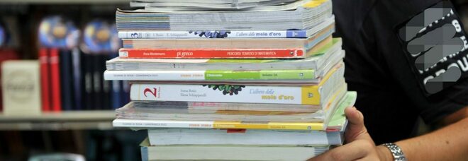 Libri scolastici, genitori costretti a pagarli: «Il Comune ci mette troppo tempo»