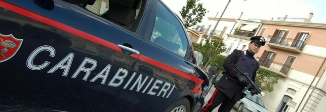 Calci e lanci di bottiglie contro i carabinieri: fidanzati ubriachi arrestati dopo una lite