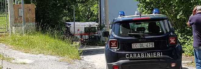 Ucciso a coltellate in casa, ferita gravemente la moglie: è giallo