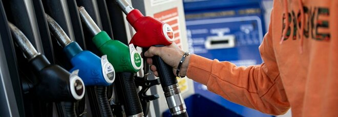 Benzina e caro prezzi, primi controlli a Napoli: segnalate 30 irregolarità, sequestrato gasolio di contrabbando