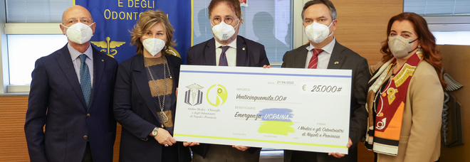 Napoli, l'Ordine dei Medici dona un assegno da 25mila euro al console ucraino Kovalenko