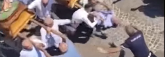 Tragedia sfiorata durante la processione in Calabria: portatore cade sotto la statua del santo VIDEO