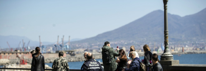 Primo maggio a Napoli in zona gialla: potenziati controlli e trasporto pubblico