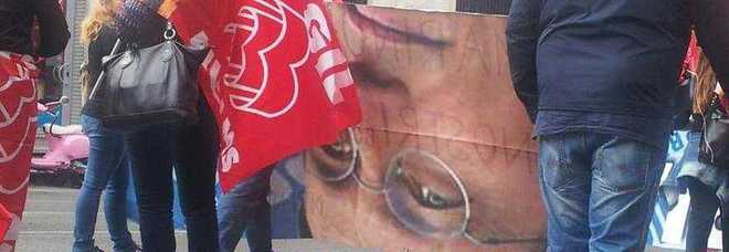 Corteo in Campidoglio: il retro dello striscione dei manifestanti ha la faccia di Gianfranco Fini