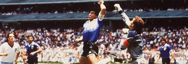 Maradona, all'asta la maglia della «mano de Dios» per 5 milioni