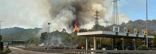 Incendio in autostrada: chiusa l'A4, possibile evacuazione del casello di Lisert