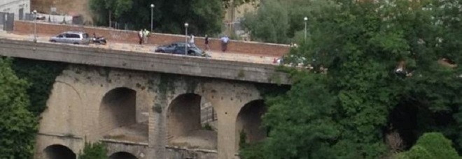 Avellino, 40enne si lancia dal ponte dei suicidi