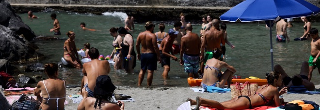 Spiagge, solo una su tre è libera in Campania: «Troppe concessioni e coste non balneabili»