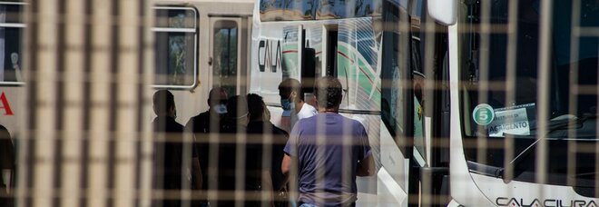 Fiuggi, in arrivo 60 migranti sbarcati a Lampedusa: staranno nell'ex hotel Palace