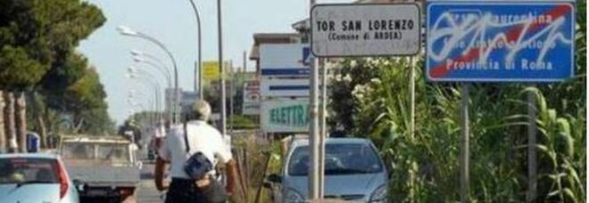 Roma, fermato l'uomo alla guida del furgone che ha investito un 58enne a Tor San Lorenzo. È accusato di omicidio stradale, la vittima è morta ieri