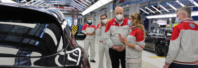 Stellantis, Il Ceo Di Alfa Romeo In Visita Nello Stabilimento Di ...