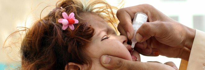 Poliomielite a New York, scatta l'allarme e la campagna di immunizzazione. Anche in Gran Bretagna partono i vaccini ai bimbi