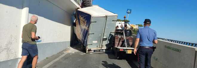 Capri, ancora un incidente sulla strada che collega il porto al centro