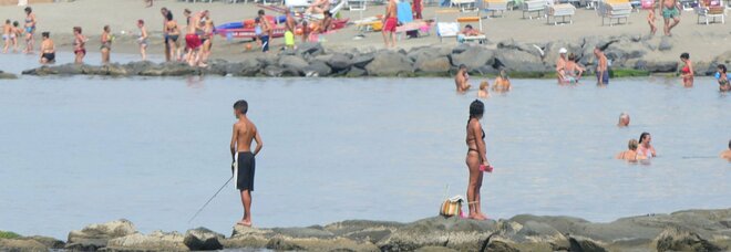 Ostia, pedofilo in spiaggia molesta due minorenni: salvato dal linciaggio