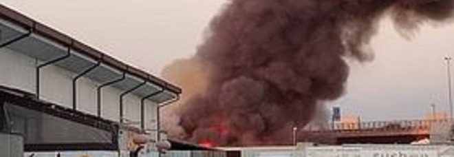 Incendio ad Afragola, in fiamme una ditta di legnami: nube di fumo nero visibile anche a Napoli