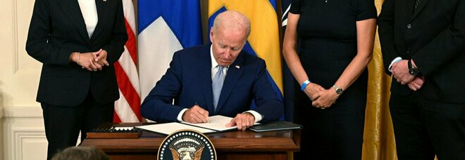 Svezia e Finlandia nella Nato, Biden firma il via libera all'ingresso