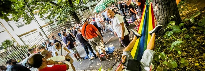 Napoli, a Ferragosto la protesta dei disoccupati con sdraio e materassini: «Anche oggi chiediamo lavoro»