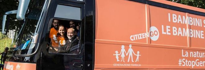 Arriva a Napoli il bus stop-gender «Sul sesso non confondete i bambini»