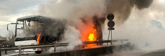 Autobus in fiamme sull'asse mediano direzione Lago Patria: traffico bloccato da ore