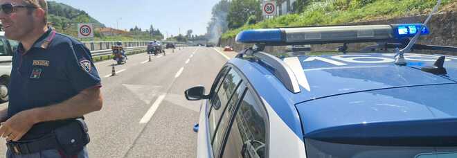 A16 Napoli-Canosa, tre auto a fuoco nello stesso tratto: paura e code