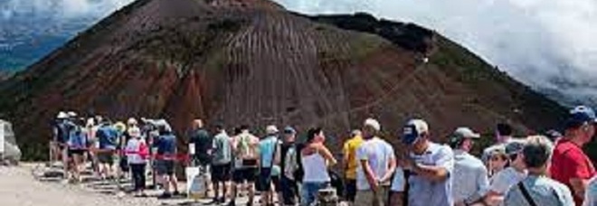 Ferragosto, record di turisti nel cratere del Vesuvio: 8mila visitatori nel weekend