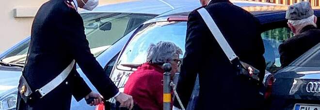 Santuario di Pompei, lo scatto virale: i carabinieri aiutano un'anziana disabile