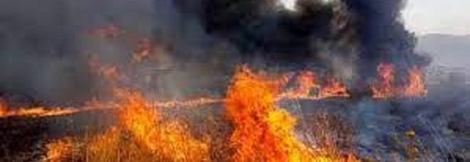 Napoli, vasto incendio vicino alle piste dell'aeroporto di Capodichino