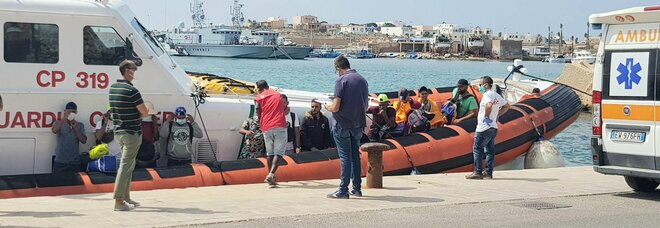 Migranti, decine di migliaia pronti a partire dalla Libia. Draghi chiederà all'Ue di finanziare Tripoli