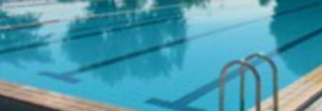 Si sente male alla festa in piscina per i 18 anni dell'amico: morto un ragazzo, tragedia a Roma