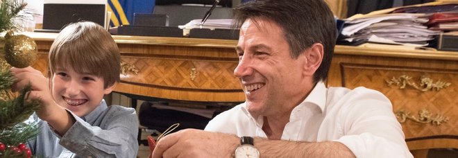 Conte versione papà: su Twitter la foto mentre fa l'albero con il figlio Conte versione papà: su Twitter la foto mentre fa l'albero con il figlio