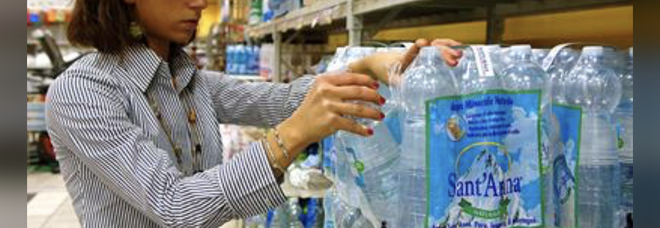 Al supermarket sparisce l'acqua frizzante: perché a Loano diventa introvabile