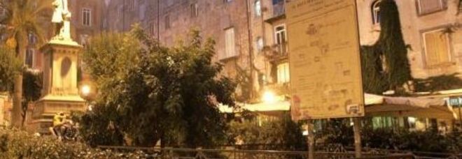 Napoli, maxirissa con 15 persone in piazza: in due finiscono in ospedale