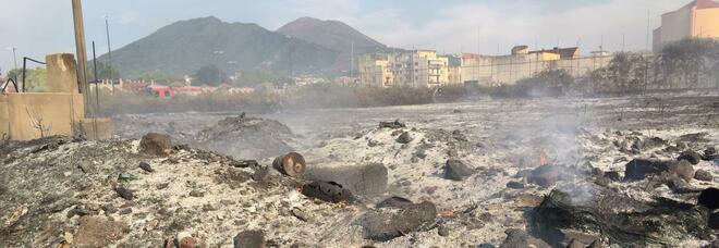 Napoli Est, rogo nei terreni comunali mai rigenerati: in fiamme erbacce e rifiuti