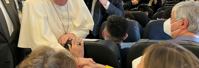 Papa Francesco arriva a Malta ma pensa a Kiev: «Il futuro o sarà insieme non non sarà», poi critica Putin