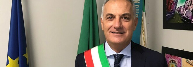 Calvizzano, il sindaco-medico ha il Covid: «Raffreddore e tosse, disdetti gli impegni istituzionali» Calvizzano, il sindaco-medico ha il Covid: «Raffreddore e tosse, disdetti gli impegni istituzionali»