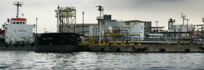 Gas, deposito al Porto di Napoli, nuovo no dell’Autorità: «Residenti in pericolo»