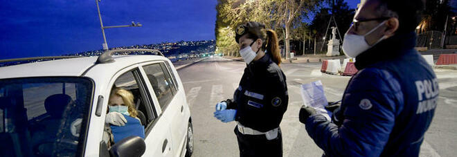 Movida a Napoli, controlli della polizia locale: 11 multe per occupazione abusiva di suolo pubblico