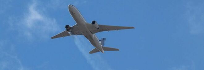 Terrore sul Boeing, ubriaco prega e prova ad aprire il portellone in volo: «Ci vediamo in paradiso». Bloccato dai passeggeri