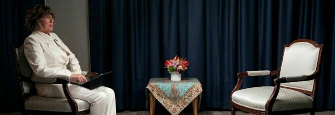 Iran, Christiane Amanpour non indossa il velo per intervistare Raisi: annullato servizio televisivo CNN
