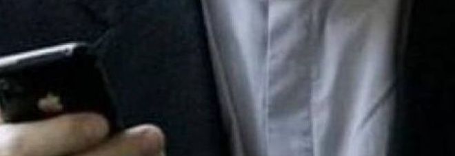 Sacerdote invia foto hot nella chat della parrocchia: la diocesi lo allontana. Lui si difende: «Mi hanno hackerato»